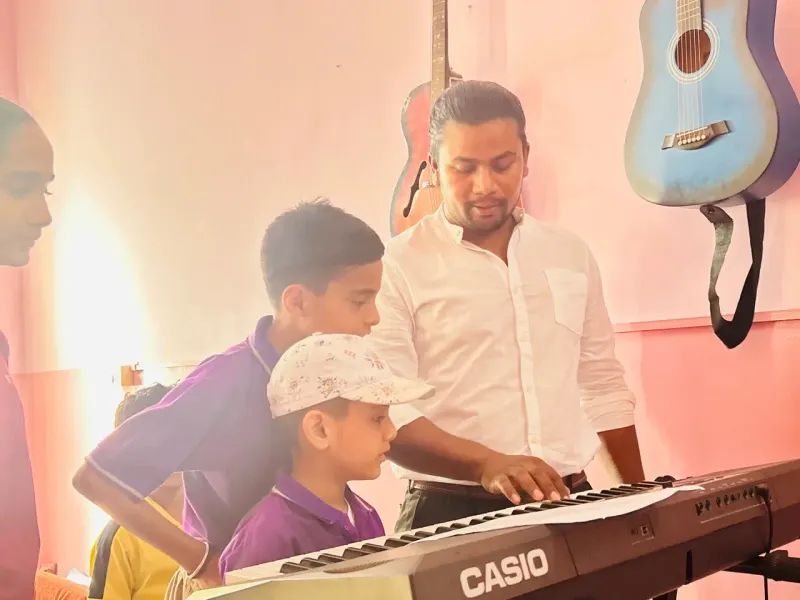 Keyboard lesson in the music studio